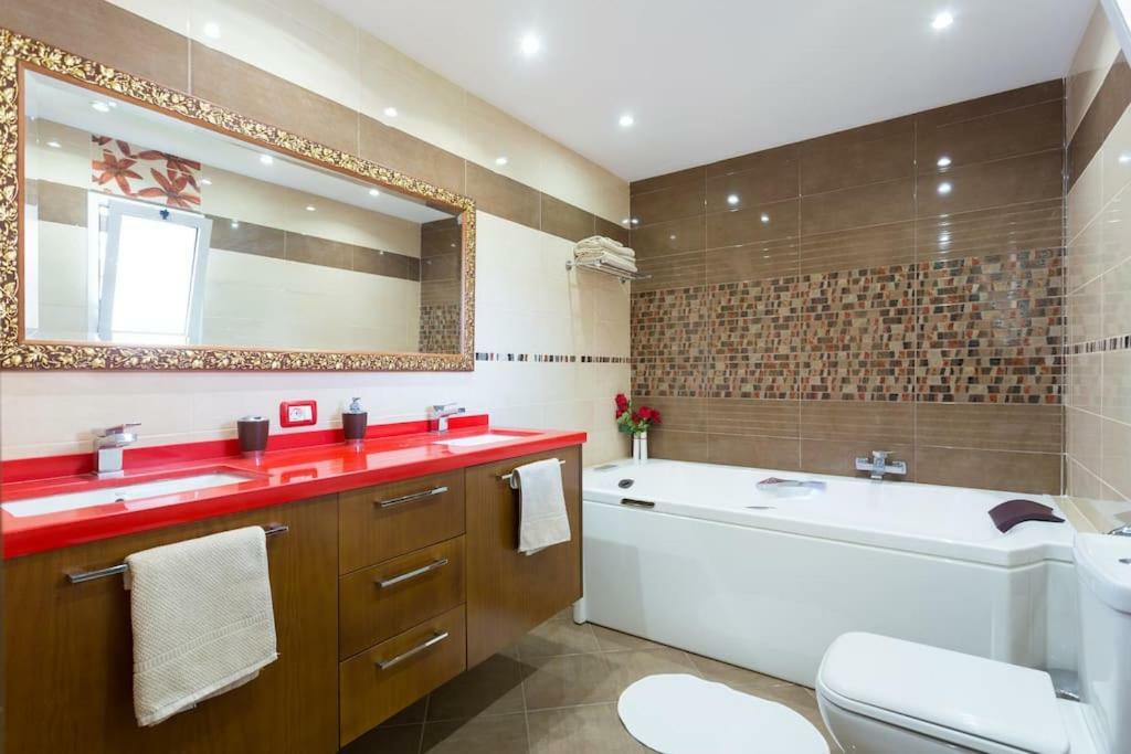 Alloggio in famiglia Blanca Tenerife - Private - Terrace And Bbq, 5 Minutes From The And Airport